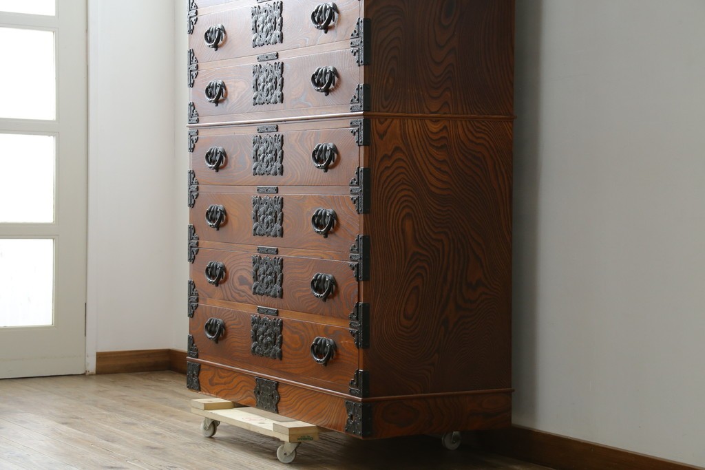 和製ヴィンテージ　美品　岩谷堂箪笥　重厚な金具が目を惹く引き出し9杯の衣装箪笥　(R-086224)