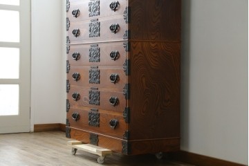 和製ヴィンテージ　美品　岩谷堂箪笥　重厚な金具が目を惹く引き出し9杯の衣装箪笥　(R-086224)