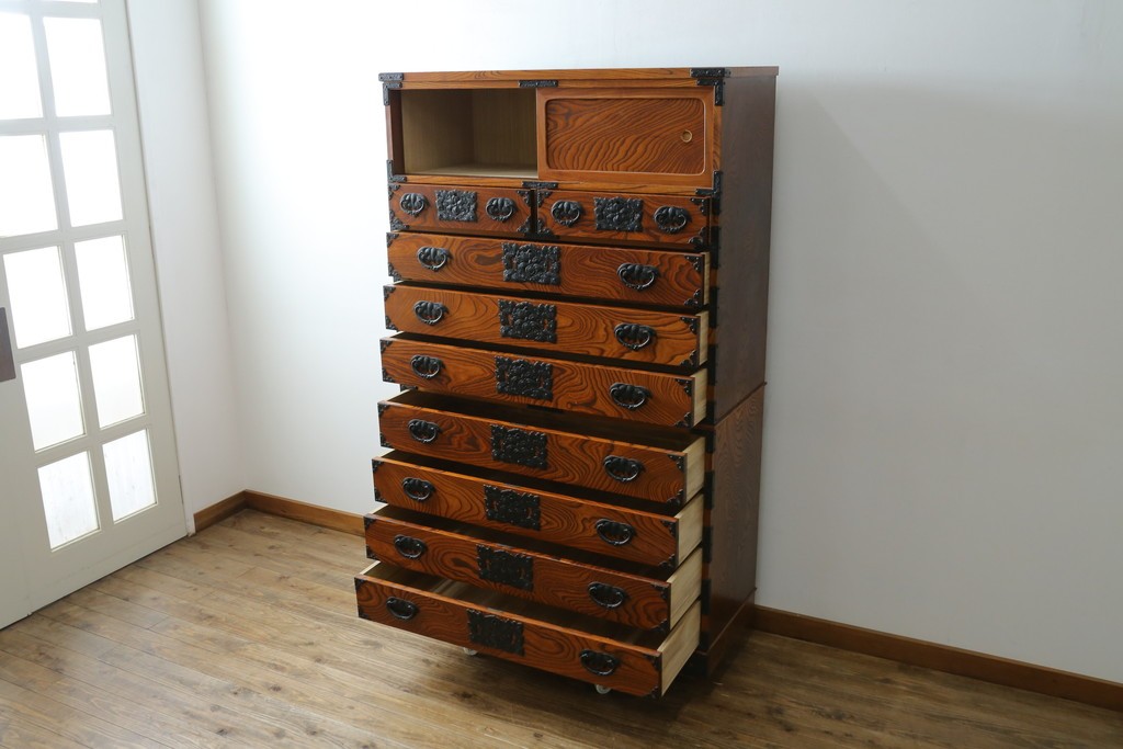 和製ヴィンテージ　美品　岩谷堂箪笥　重厚な金具が目を惹く引き出し9杯の衣装箪笥　(R-086224)
