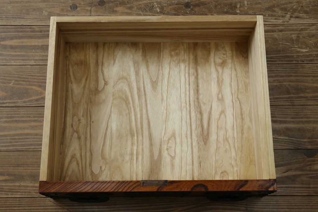 和製ヴィンテージ　美品　岩谷堂箪笥　重厚な金具が目を惹く引き出し9杯の衣装箪笥　(R-086224)