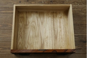 和製ヴィンテージ　美品　岩谷堂箪笥　重厚な金具が目を惹く引き出し9杯の衣装箪笥　(R-086224)