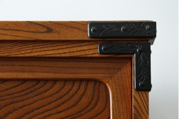 和製ヴィンテージ　美品　岩谷堂箪笥　重厚な金具が目を惹く引き出し9杯の衣装箪笥　(R-086224)