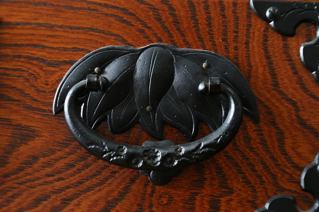 和製ヴィンテージ　美品　岩谷堂箪笥　重厚な金具が目を惹く引き出し9杯の衣装箪笥　(R-086224)