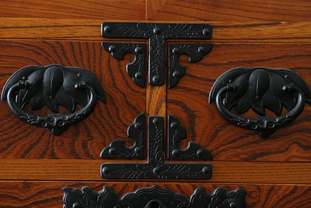 和製ヴィンテージ　美品　岩谷堂箪笥　重厚な金具が目を惹く引き出し9杯の衣装箪笥　(R-086224)