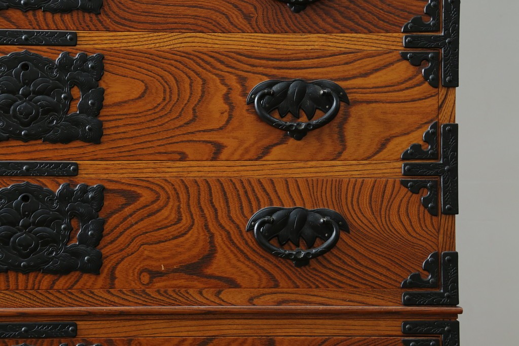 和製ヴィンテージ　美品　岩谷堂箪笥　重厚な金具が目を惹く引き出し9杯の衣装箪笥　(R-086224)