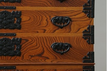 和製ヴィンテージ　美品　岩谷堂箪笥　重厚な金具が目を惹く引き出し9杯の衣装箪笥　(R-086224)