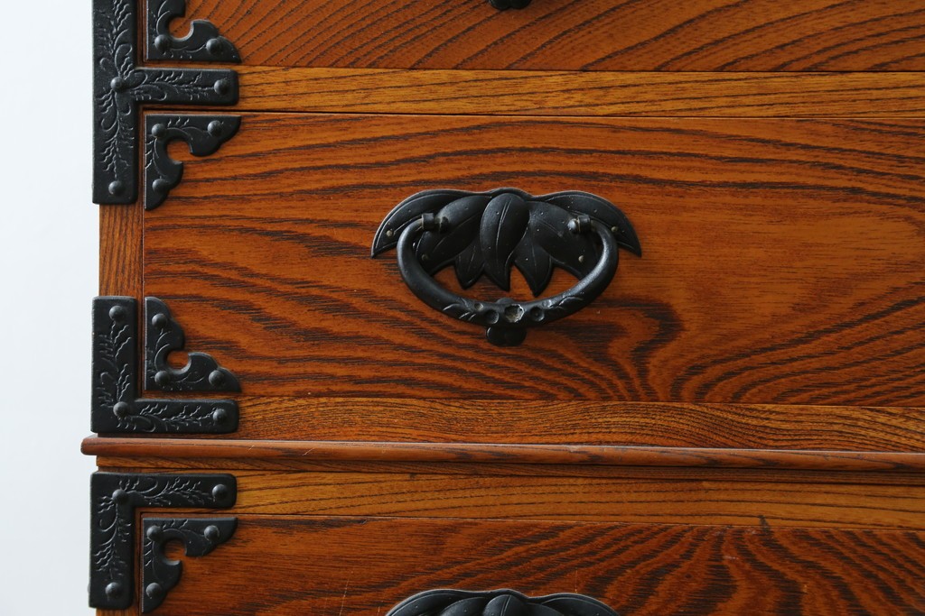 和製ヴィンテージ　美品　岩谷堂箪笥　重厚な金具が目を惹く引き出し9杯の衣装箪笥　(R-086224)