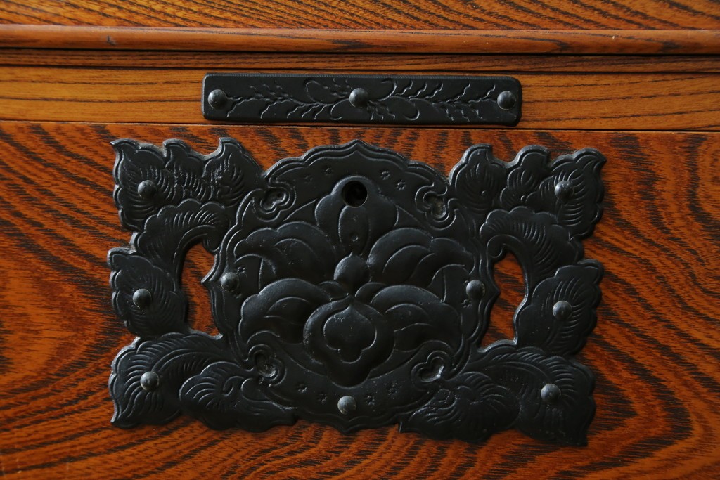 和製ヴィンテージ　美品　岩谷堂箪笥　重厚な金具が目を惹く引き出し9杯の衣装箪笥　(R-086224)