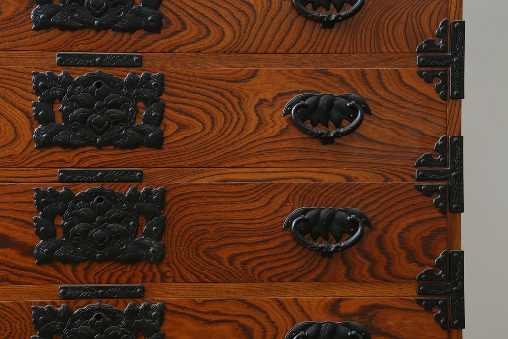 和製ヴィンテージ　美品　岩谷堂箪笥　重厚な金具が目を惹く引き出し9杯の衣装箪笥　(R-086224)