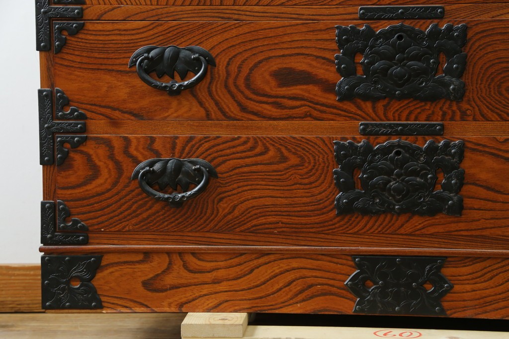 和製ヴィンテージ　美品　岩谷堂箪笥　重厚な金具が目を惹く引き出し9杯の衣装箪笥　(R-086224)