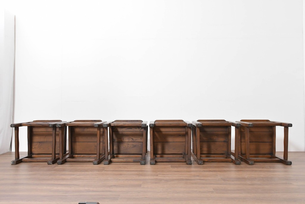 中古　美品　高級!　イタリア職人手作り品　TARPAC社(タルパック)　PTイニシャル　栗材　背板に彫刻意匠を施したダイニングチェア6脚セット　定価(6脚合計)約113万円　(R-086227)