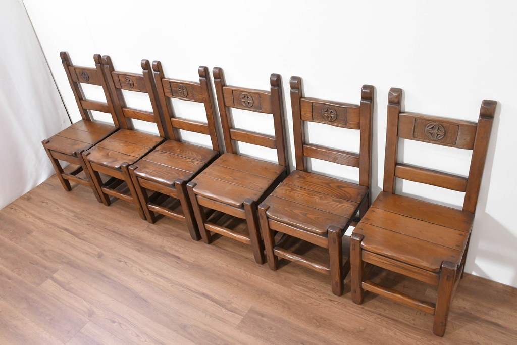 中古　美品　高級!　イタリア職人手作り品　TARPAC社(タルパック)　PTイニシャル　栗材　背板に彫刻意匠を施したダイニングチェア6脚セット　定価(6脚合計)約113万円　(R-086227)
