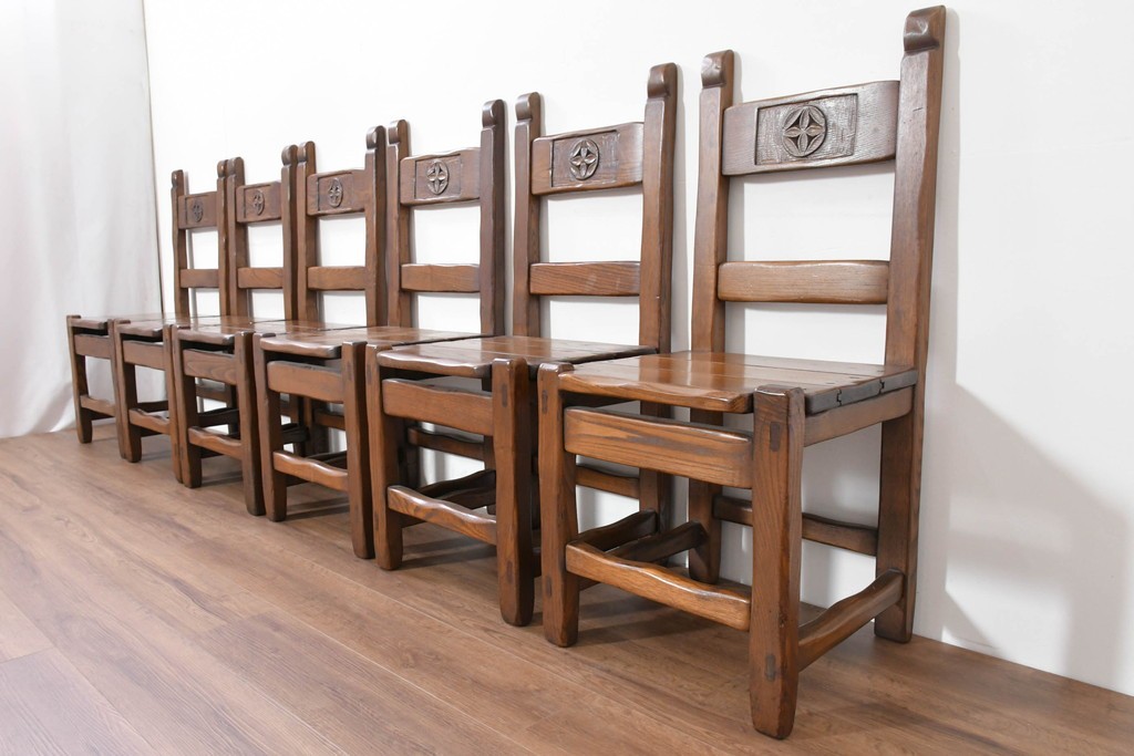 中古　美品　高級!　イタリア職人手作り品　TARPAC社(タルパック)　PTイニシャル　栗材　背板に彫刻意匠を施したダイニングチェア6脚セット　定価(6脚合計)約113万円　(R-086227)