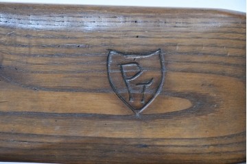 中古　美品　高級!　イタリア職人手作り品　TARPAC社(タルパック)　PTイニシャル　栗材　背板に彫刻意匠を施したダイニングチェア6脚セット　定価(6脚合計)約113万円　(R-086227)