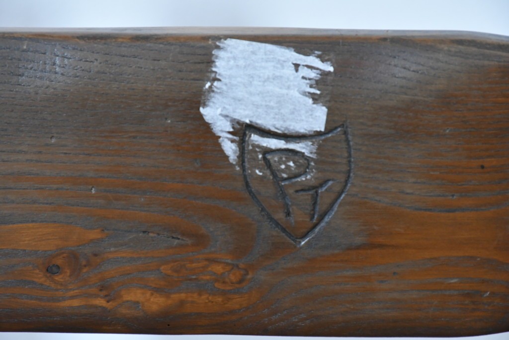 中古　美品　高級!　イタリア職人手作り品　TARPAC社(タルパック)　PTイニシャル　栗材　背板に彫刻意匠を施したダイニングチェア6脚セット　定価(6脚合計)約113万円　(R-086227)