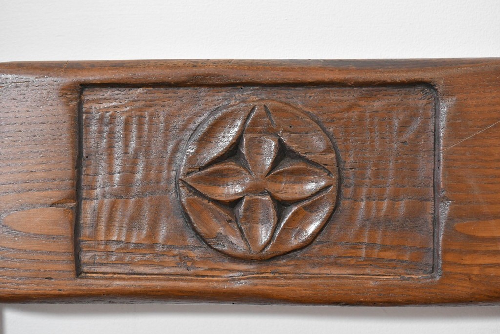 中古　美品　高級!　イタリア職人手作り品　TARPAC社(タルパック)　PTイニシャル　栗材　背板に彫刻意匠を施したダイニングチェア6脚セット　定価(6脚合計)約113万円　(R-086227)