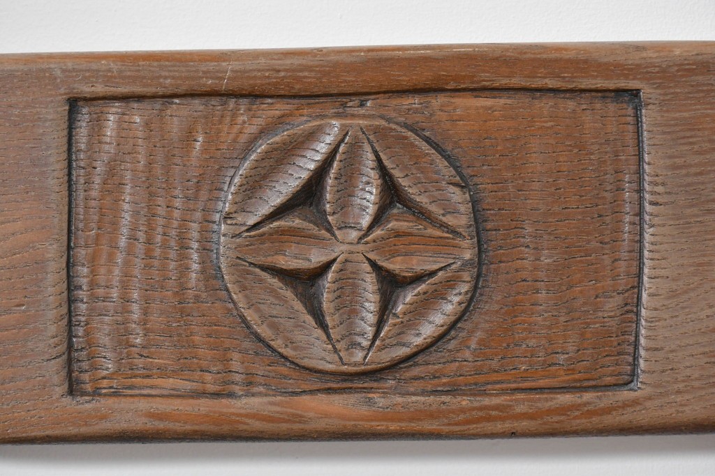 中古　美品　高級!　イタリア職人手作り品　TARPAC社(タルパック)　PTイニシャル　栗材　背板に彫刻意匠を施したダイニングチェア6脚セット　定価(6脚合計)約113万円　(R-086227)