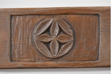 中古　美品　高級!　イタリア職人手作り品　TARPAC社(タルパック)　PTイニシャル　栗材　背板に彫刻意匠を施したダイニングチェア6脚セット　定価(6脚合計)約113万円　(R-086227)