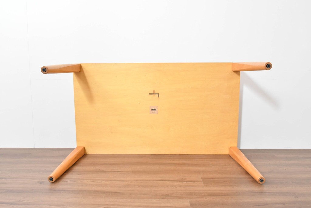 中古　arflex(アルフレックス)　NS2F　シンプルなデザインが魅力のダイニングテーブル　定価約25万円　(R-086228)