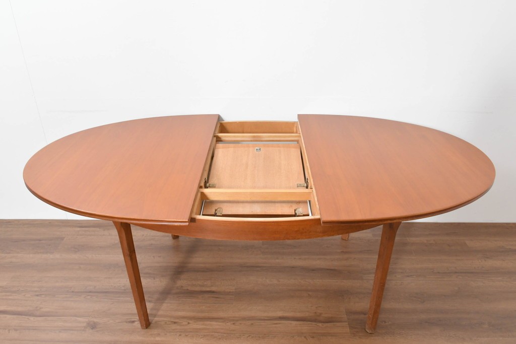 イギリスヴィンテージ　William Lawrence(ウィリアム・ローレンス)　チーク材の経年変化が楽しめるオーバル型エクステンションテーブル　(R-086230)