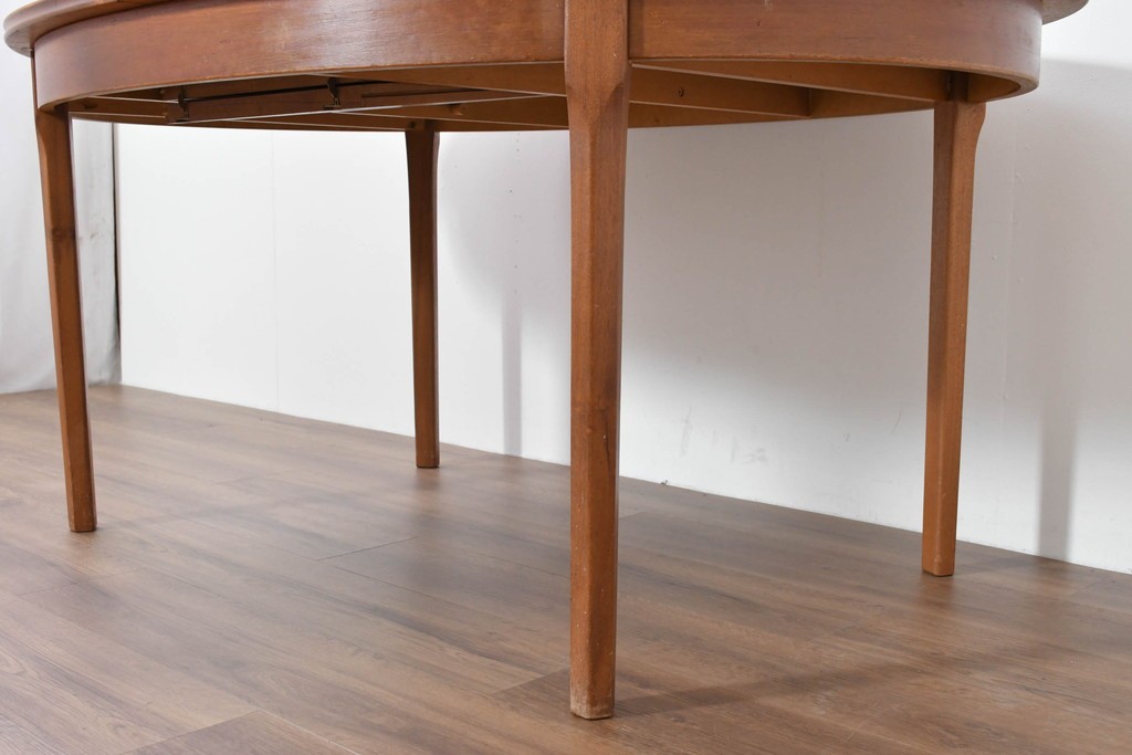 イギリスヴィンテージ　William Lawrence(ウィリアム・ローレンス)　チーク材の経年変化が楽しめるオーバル型エクステンションテーブル　(R-086230)