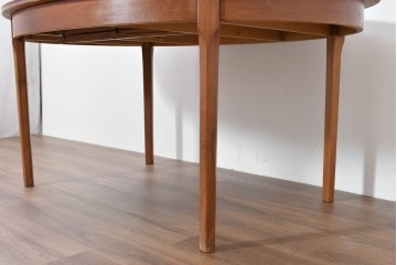 イギリスヴィンテージ　William Lawrence(ウィリアム・ローレンス)　チーク材の経年変化が楽しめるオーバル型エクステンションテーブル　(R-086230)