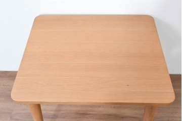 中古　美品　飛騨産業　侭(JIN)　オーク材　丸みのある天板とテーパー脚がスマートな印象のダイニングテーブル　定価約16万円　(R-086231)