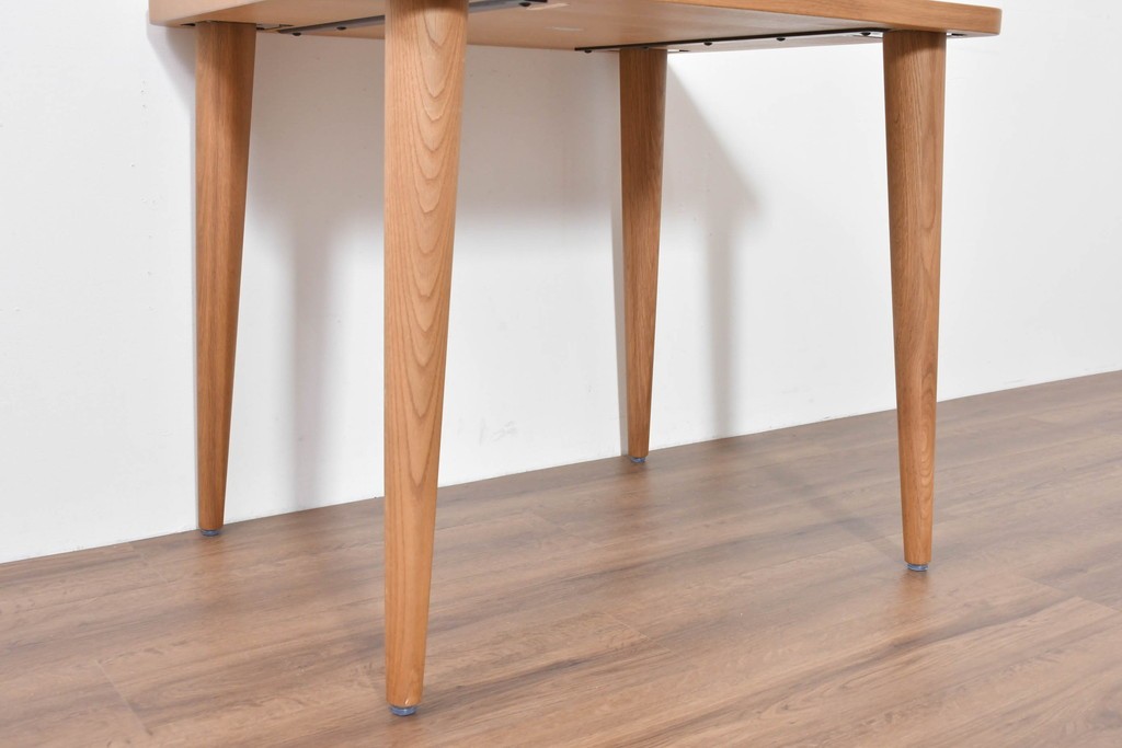 中古　美品　飛騨産業　侭(JIN)　オーク材　丸みのある天板とテーパー脚がスマートな印象のダイニングテーブル　定価約16万円　(R-086231)