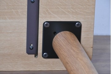 中古　美品　飛騨産業　侭(JIN)　オーク材　丸みのある天板とテーパー脚がスマートな印象のダイニングテーブル　定価約16万円　(R-086231)