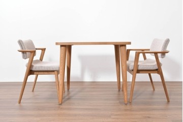 中古　美品　飛騨産業　侭(JIN)　オーク材　丸みのある天板とテーパー脚がスマートな印象のダイニングテーブル　定価約16万円　(R-086231)