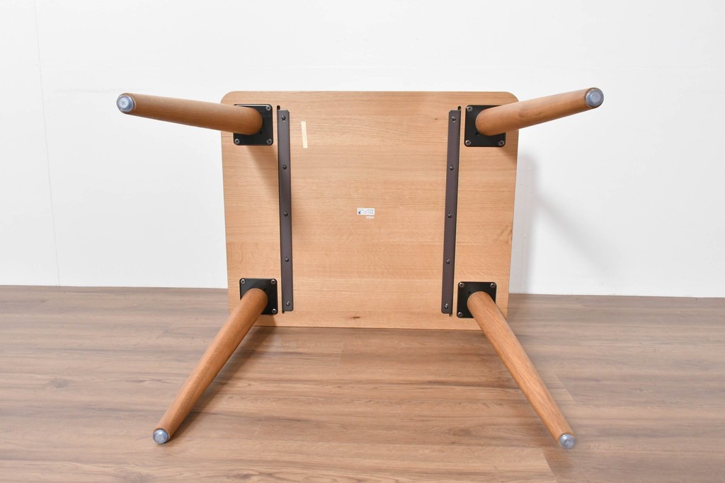 中古　美品　飛騨産業　侭(JIN)　オーク材　丸みのある天板とテーパー脚がスマートな印象のダイニングテーブル　定価約16万円　(R-086231)