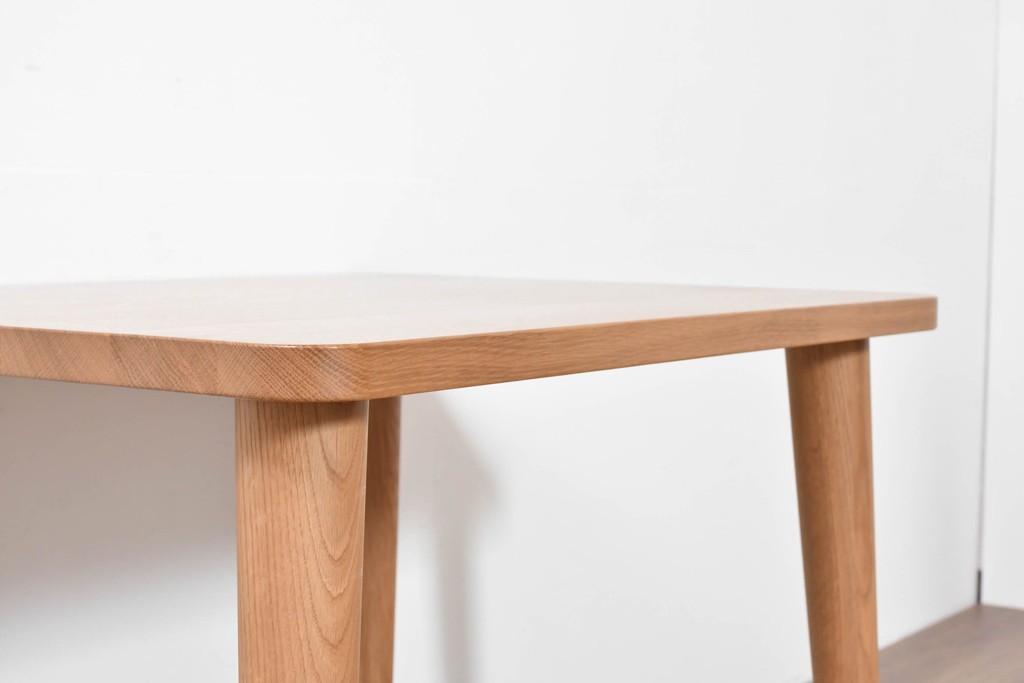 中古　美品　飛騨産業　侭(JIN)　オーク材　丸みのある天板とテーパー脚がスマートな印象のダイニングテーブル　定価約16万円　(R-086231)