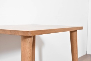 中古　美品　飛騨産業　侭(JIN)　オーク材　丸みのある天板とテーパー脚がスマートな印象のダイニングテーブル　定価約16万円　(R-086231)