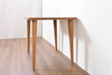 中古　美品　飛騨産業　侭(JIN)　オーク材　丸みのある天板とテーパー脚がスマートな印象のダイニングテーブル　定価約16万円　(R-086231)