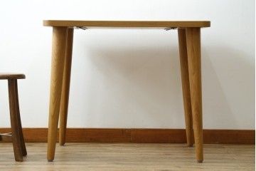 中古　美品　飛騨産業　侭(JIN)　オーク材　丸みのある天板とテーパー脚がスマートな印象のダイニングテーブル　定価約16万円　(R-086231)