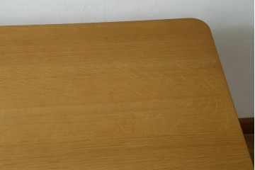 中古　美品　飛騨産業　侭(JIN)　オーク材　丸みのある天板とテーパー脚がスマートな印象のダイニングテーブル　定価約16万円　(R-086231)