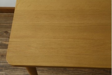 中古　美品　飛騨産業　侭(JIN)　オーク材　丸みのある天板とテーパー脚がスマートな印象のダイニングテーブル　定価約16万円　(R-086231)