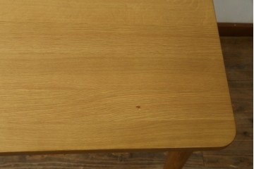 中古　美品　飛騨産業　侭(JIN)　オーク材　丸みのある天板とテーパー脚がスマートな印象のダイニングテーブル　定価約16万円　(R-086231)