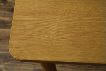 中古　美品　飛騨産業　侭(JIN)　オーク材　丸みのある天板とテーパー脚がスマートな印象のダイニングテーブル　定価約16万円　(R-086231)