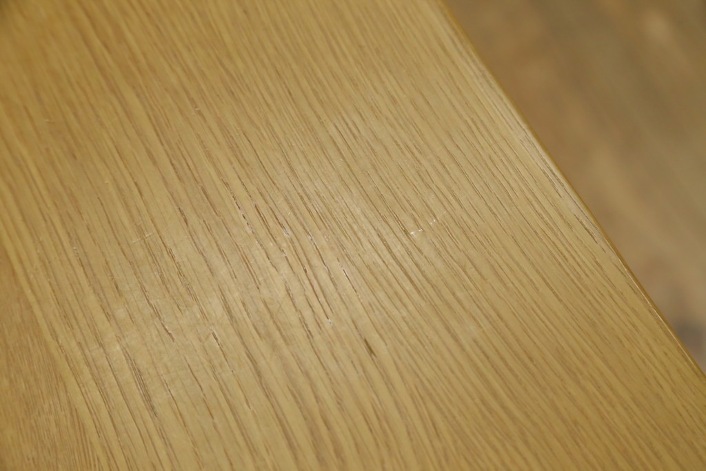 中古　美品　飛騨産業　侭(JIN)　オーク材　丸みのある天板とテーパー脚がスマートな印象のダイニングテーブル　定価約16万円　(R-086231)