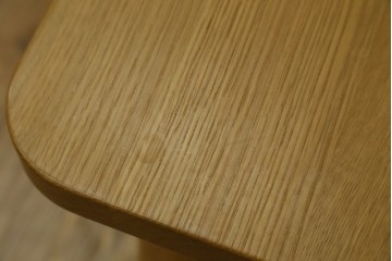 中古　美品　飛騨産業　侭(JIN)　オーク材　丸みのある天板とテーパー脚がスマートな印象のダイニングテーブル　定価約16万円　(R-086231)