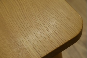 中古　美品　飛騨産業　侭(JIN)　オーク材　丸みのある天板とテーパー脚がスマートな印象のダイニングテーブル　定価約16万円　(R-086231)