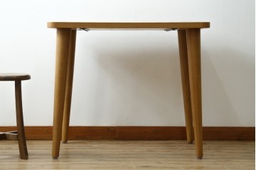 中古　美品　飛騨産業　侭(JIN)　オーク材　丸みのある天板とテーパー脚がスマートな印象のダイニングテーブル　定価約16万円　(R-086231)