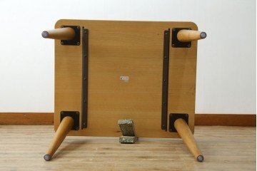 中古　美品　飛騨産業　侭(JIN)　オーク材　丸みのある天板とテーパー脚がスマートな印象のダイニングテーブル　定価約16万円　(R-086231)