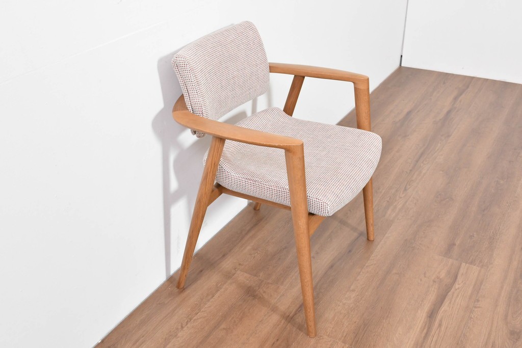 中古　美品　飛騨産業　オーク材　SEOTO(セオト)　すっきりとしたシルエットが魅力のアームチェア　定価約12万円　(R-086232)