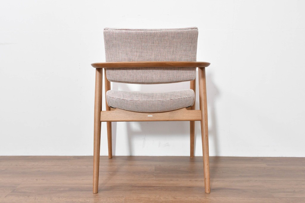 中古　美品　飛騨産業　オーク材　SEOTO(セオト)　すっきりとしたシルエットが魅力のアームチェア　定価約12万円　(R-086232)