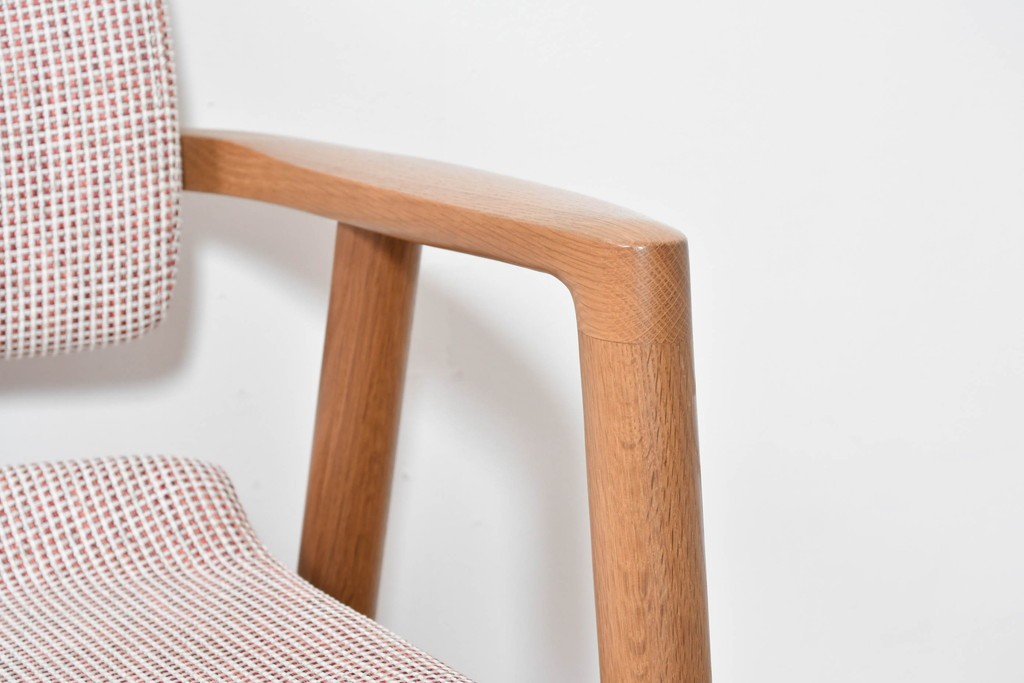 中古　美品　飛騨産業　オーク材　SEOTO(セオト)　すっきりとしたシルエットが魅力のアームチェア　定価約12万円　(R-086232)