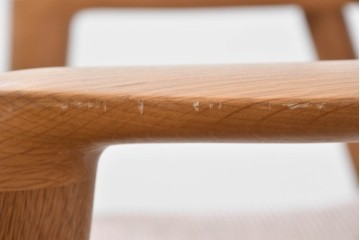 中古　美品　飛騨産業　オーク材　SEOTO(セオト)　すっきりとしたシルエットが魅力のアームチェア　定価約12万円　(R-086232)