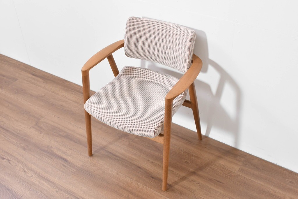 中古　美品　飛騨産業　オーク材　SEOTO(セオト)　すっきりとしたシルエットが魅力のアームチェア　定価約12万円　(R-086232)