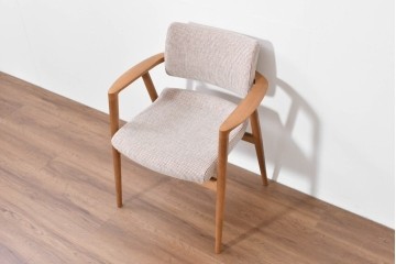 中古　美品　飛騨産業　オーク材　SEOTO(セオト)　すっきりとしたシルエットが魅力のアームチェア　定価約12万円　(R-086232)